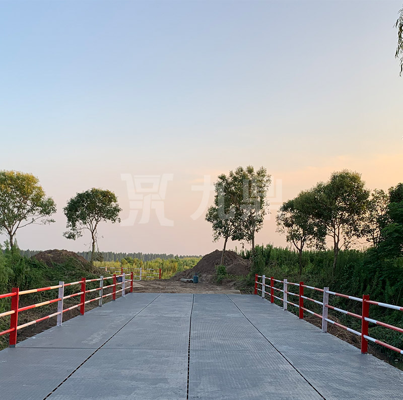 貝雷鋼便橋架設(shè)完成后由技術(shù)人員進行一次全面檢查